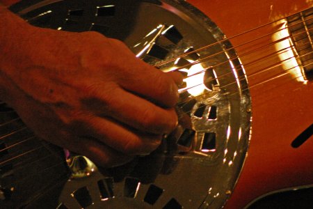 Odie's hand on the resonator